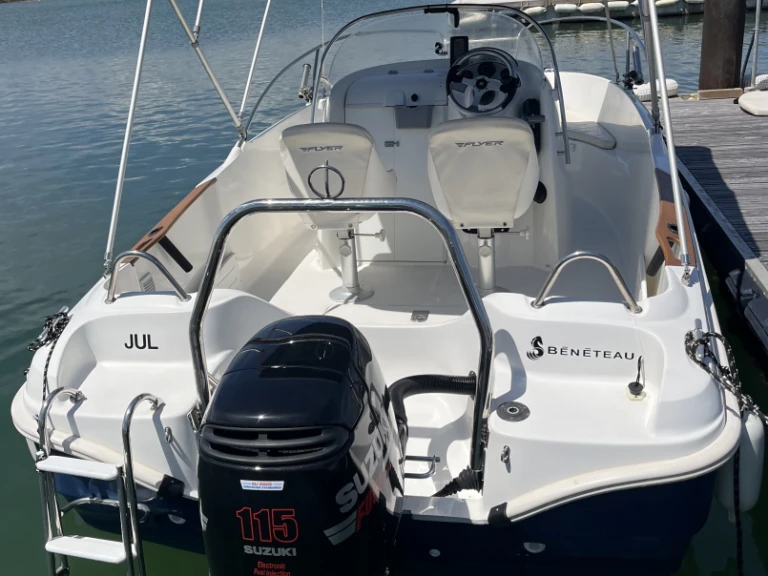 Bénéteau Flyer 550 Open między profesjonalistami a osobami prywatnymi w Port Leucate