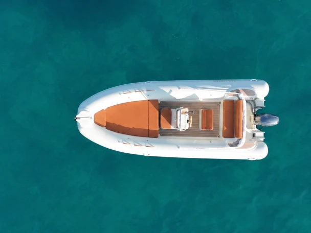 Ribmarine 585 między profesjonalistami a osobami prywatnymi w Porto Rotondo