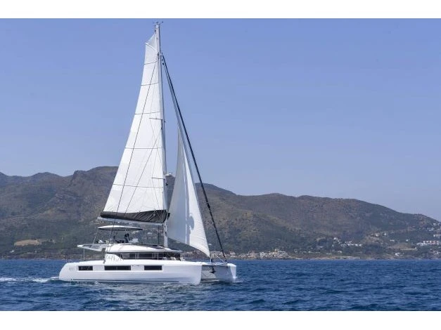 Wynajmij Katamaran z lub bez skippera Lagoon w Alimos