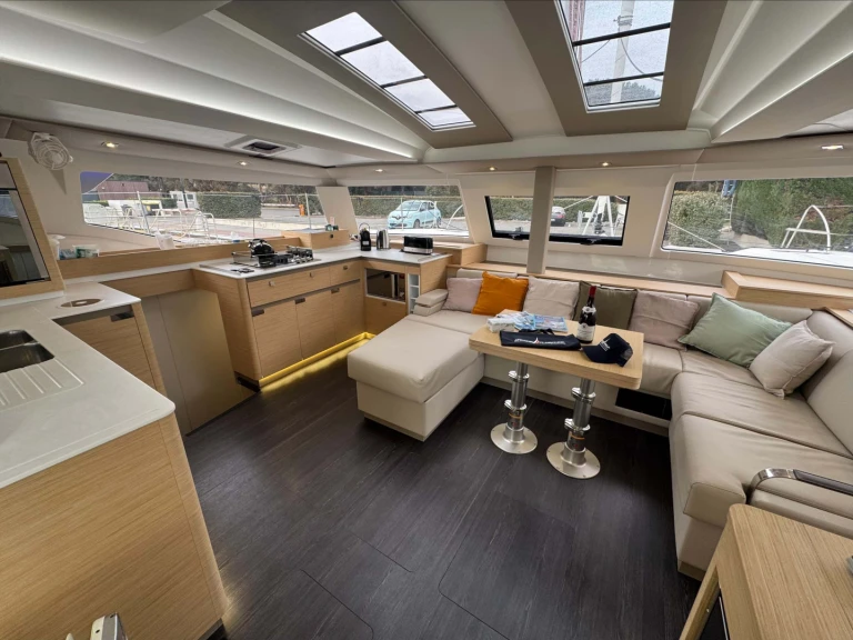 Wynajem Katamaran Fountaine Pajot z patentem 