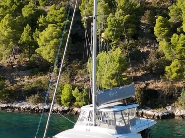 Wynajmij Katamaran z lub bez skippera Bali w Kastel Gomilica