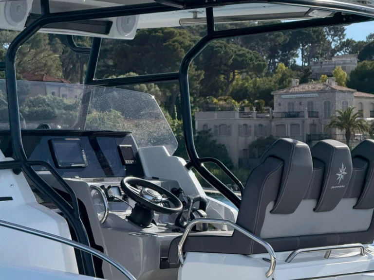 Wynajem w Antibes- Jeanneau Cap Camarat 9.0 CC na SamBoat