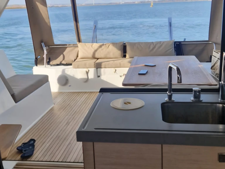 Wynajem Katamaran Fountaine Pajot z patentem 