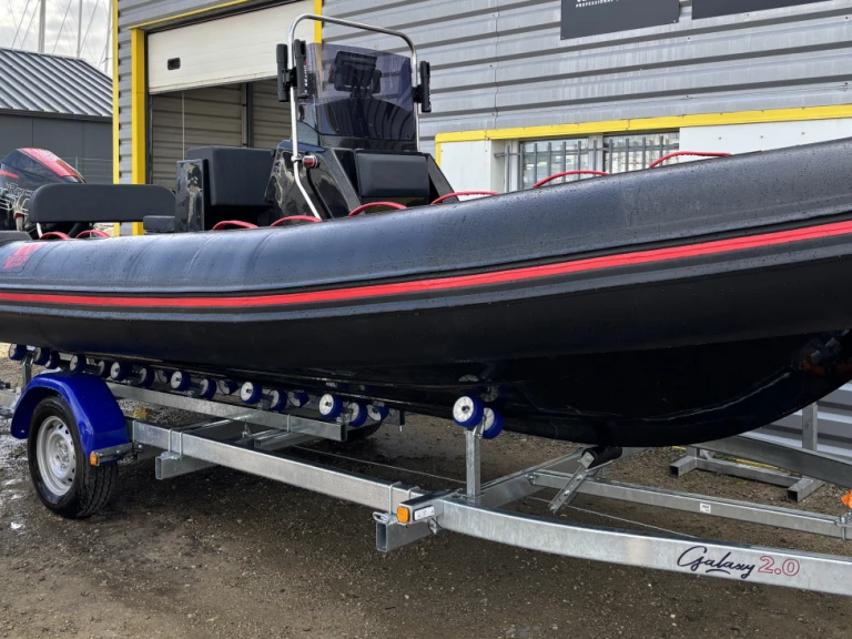 Tiger 650 Open między profesjonalistami a osobami prywatnymi w Arzon