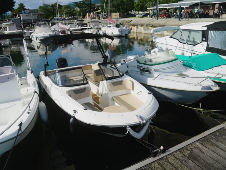 Wynajmij Bayliner BAYLINER VR4 w Aix-les-Bains