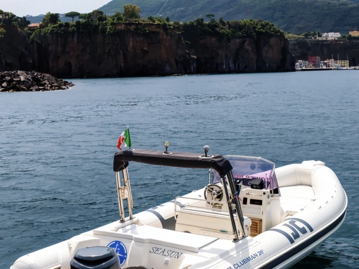 Joker Boat Clubman 26 między profesjonalistami a osobami prywatnymi w Torre Annunziata