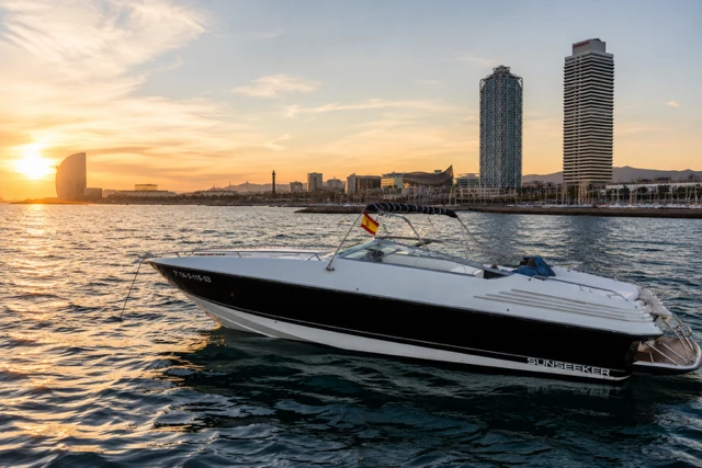 Sunseeker Monterey 27 między profesjonalistami a osobami prywatnymi w Port Olímpic of Barcelona