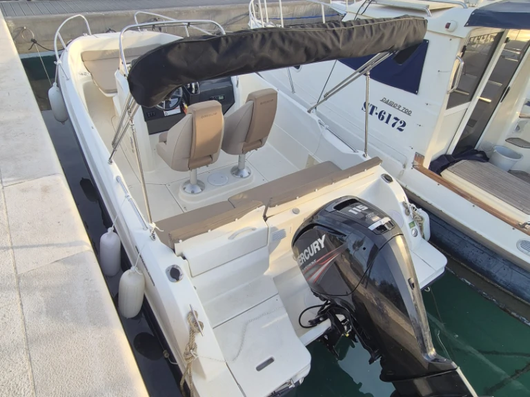 Wynajem łodzi Split tanio Activ 605 Open
