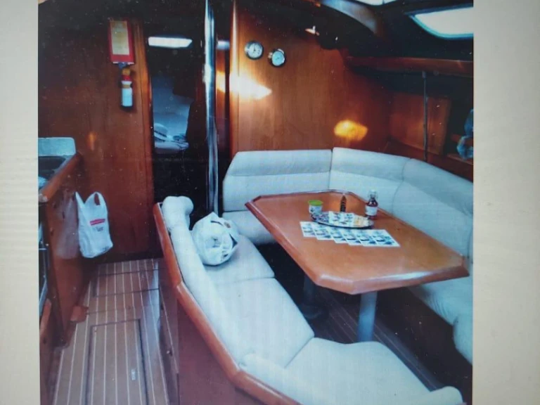 Jeanneau Sun Odyssey 42.2 między profesjonalistami a osobami prywatnymi w Kórfos