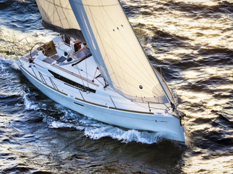 Jeanneau Sun Odyssey 389 między profesjonalistami a osobami prywatnymi w Palma de Mallorca