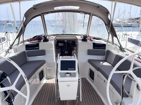 Wynajmij Jeanneau Sun Odyssey 449 w Lavrio