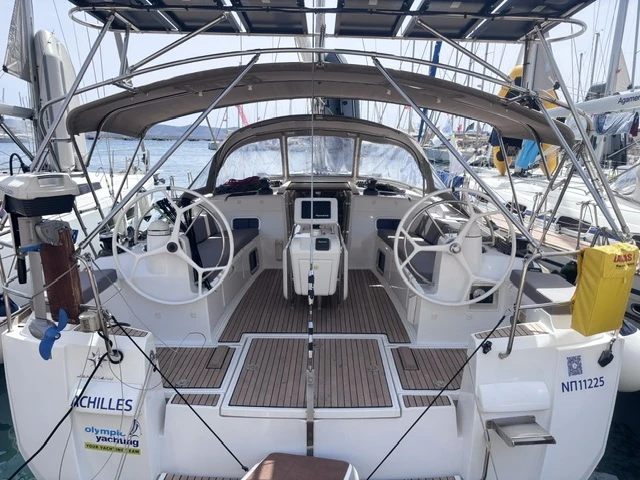Jeanneau Sun Odyssey 509 między profesjonalistami a osobami prywatnymi w Lavrio