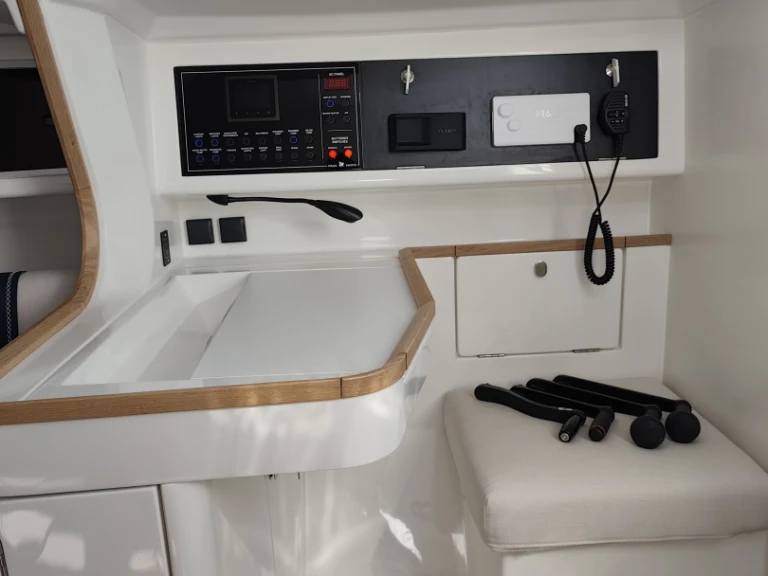 Wynajem Żaglowiec Italia Yachts z patentem 