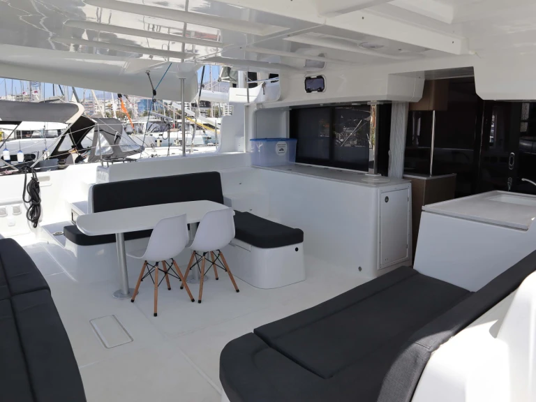 Wynajem łodzi Lagoon Lagoon 46 w Alimos na SamBoat 