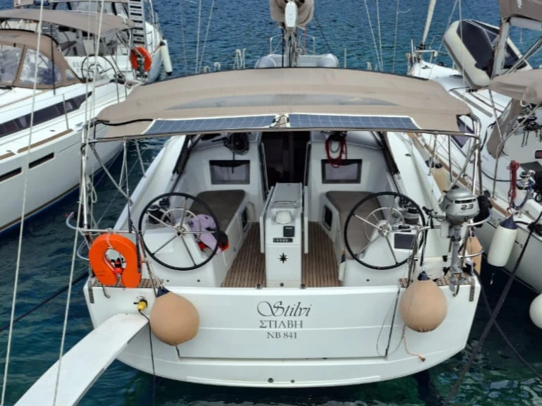 Wynajmij Jeanneau Sun Odyssey 410 w Loutráki