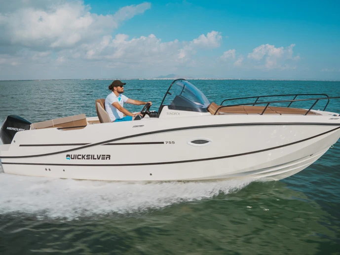 Wynajem łodzi Split tanio Activ 755 Sundeck