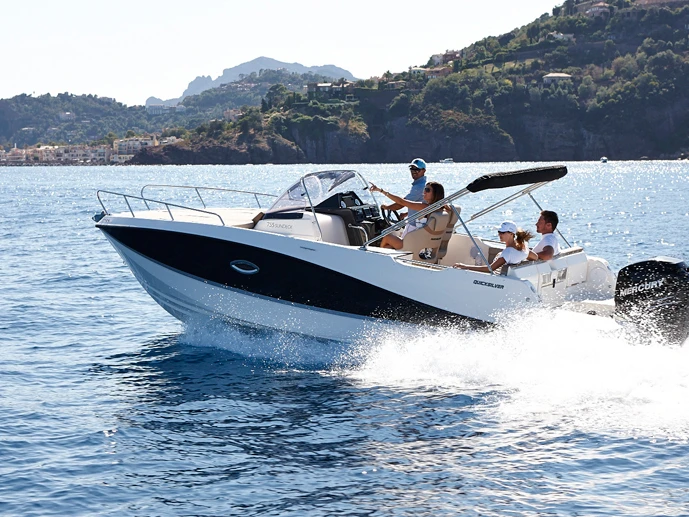 Quicksilver Activ 755 Sundeck między profesjonalistami a osobami prywatnymi w Split
