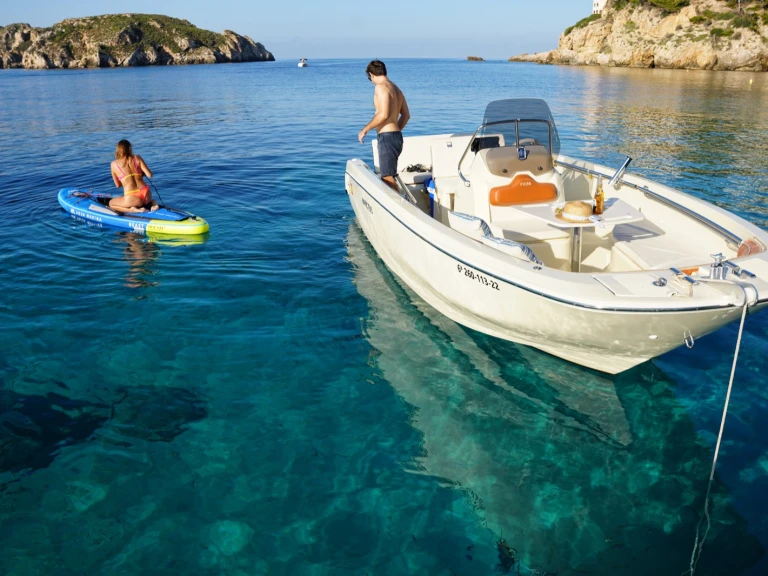 Motorówka do wynajmu w Club Nàutic Santa Ponsa w najlepszej cenie
