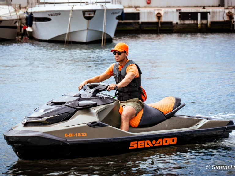 Wynajmij Jet ski z lub bez skippera Bombardier w Puerto Deportivo de Marbella