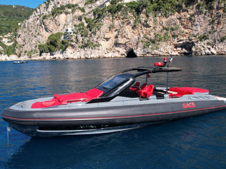 Sacs Rebel 47 Open między profesjonalistami a osobami prywatnymi w Beaulieu-sur-Mer