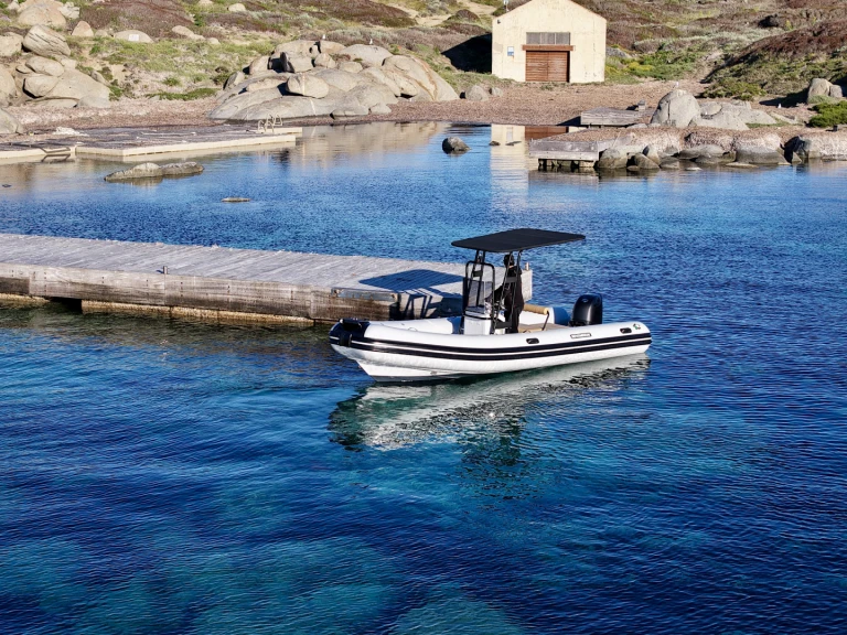 Wynajem Łódż półsztywna Novamarine z patentem 