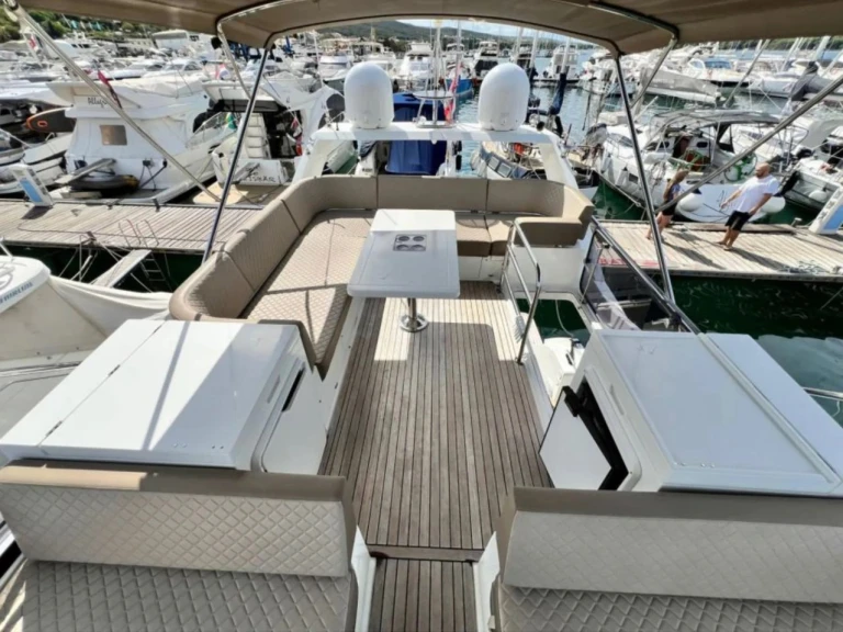 Galeon Galeon 420 Fly - 3 cab. między profesjonalistami a osobami prywatnymi w Punat