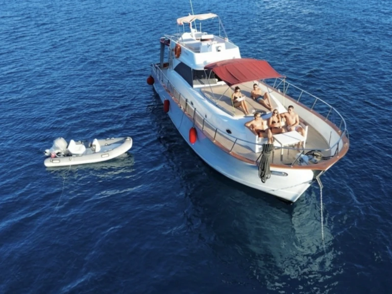 Azimut Custom między profesjonalistami a osobami prywatnymi w Bodrum