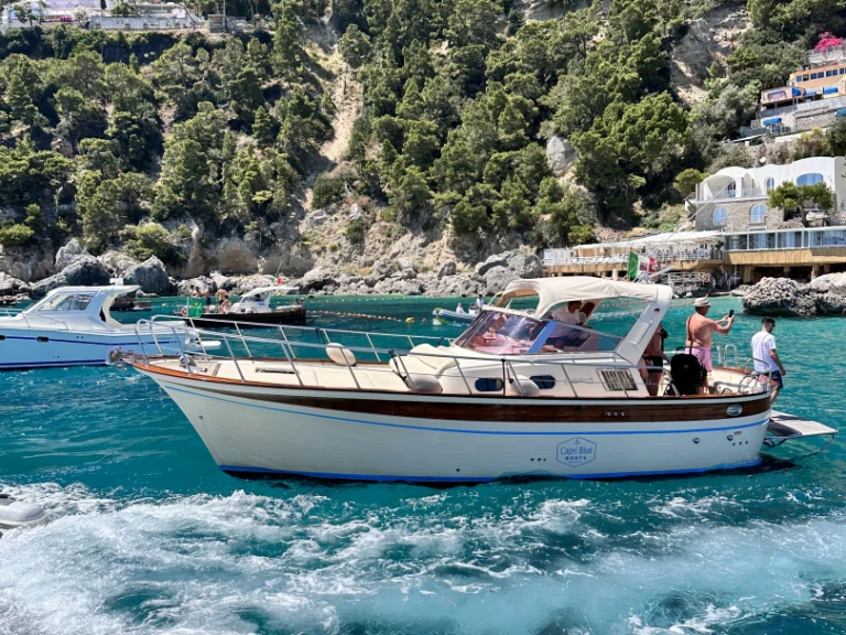 Wynajem Motorówka w Capri - Fratelli Aprea Sorrento 32 Semi Cabinato