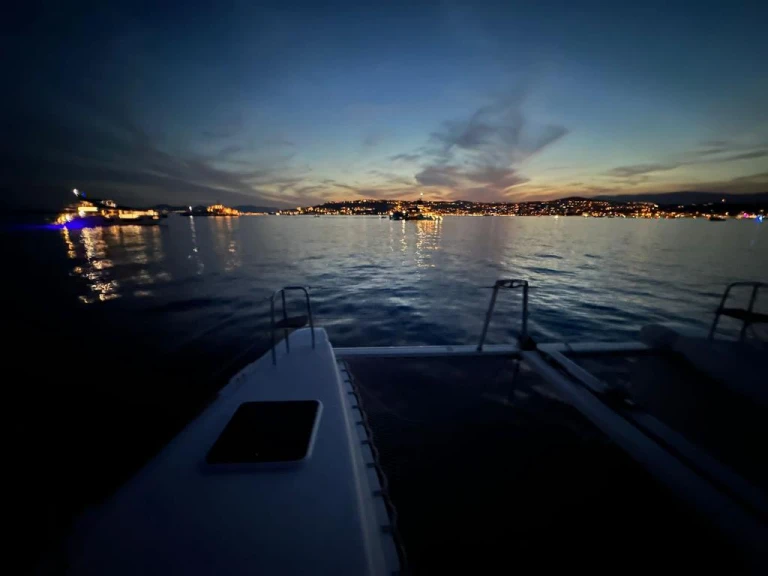 Wynajem Katamaran w Cannes - Lagoon Lagoon 40 Motor Yacht