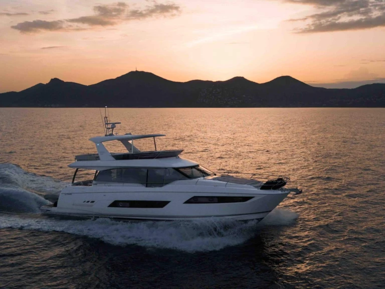 Wynajmij Luksusowy jacht z lub bez skippera Prestige Yachts w Monako