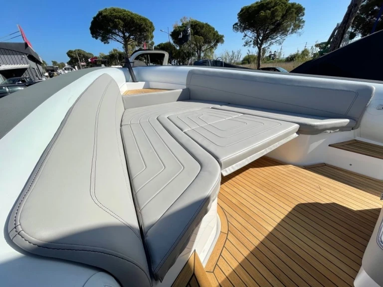 Novamarine RH 1000 między profesjonalistami a osobami prywatnymi w Hyeres
