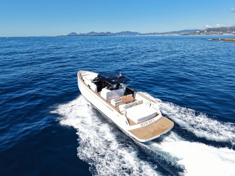 Pardo Yachts Pardo 43 między profesjonalistami a osobami prywatnymi w Golfe-Juan