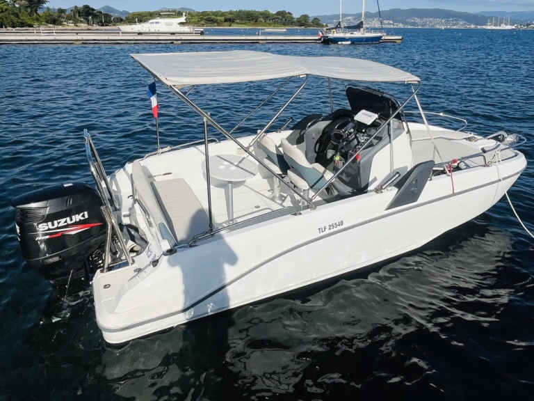 Bénéteau Flyer 6.6 SPACEdeck między profesjonalistami a osobami prywatnymi w Antibes