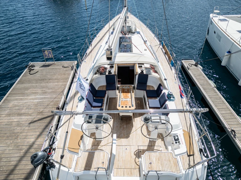 Bavaria Cruiser 56 między profesjonalistami a osobami prywatnymi w Primosten