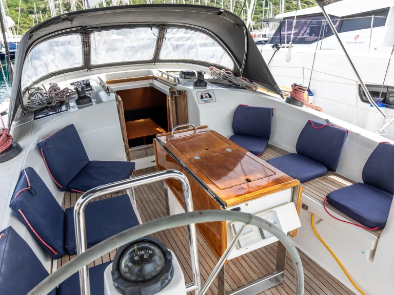 Bavaria Cruiser 40 między profesjonalistami a osobami prywatnymi w Primosten