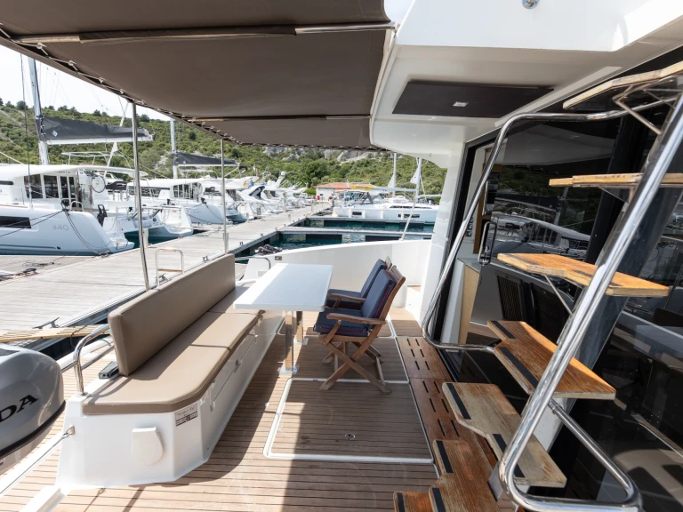 Wynajem Motorówka Fountaine Pajot z patentem 