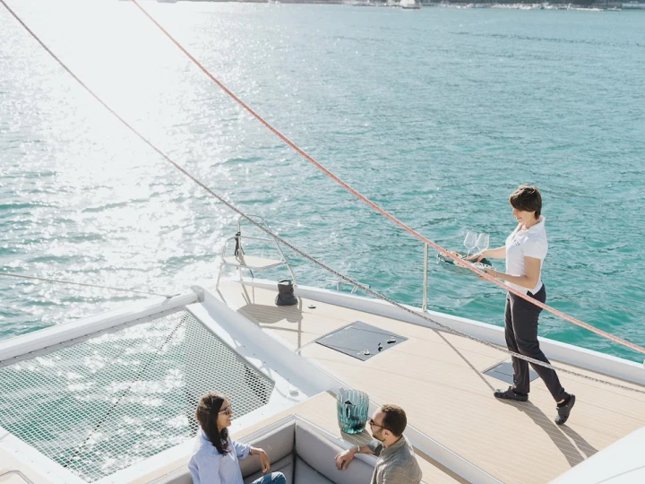Fountaine Pajot Samana 59 między profesjonalistami a osobami prywatnymi w La Spezia
