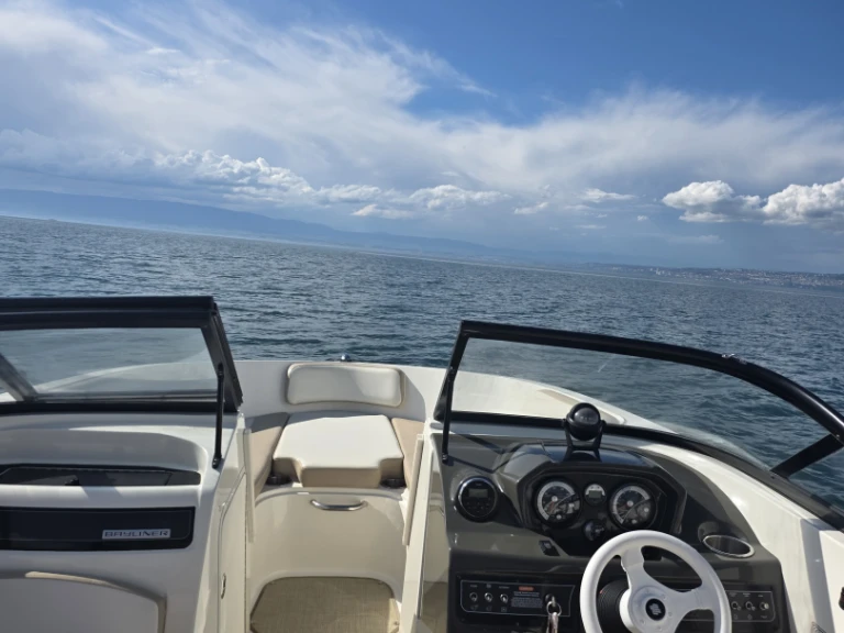 Wynajem Motorówka w Lugrin - Bayliner VR5