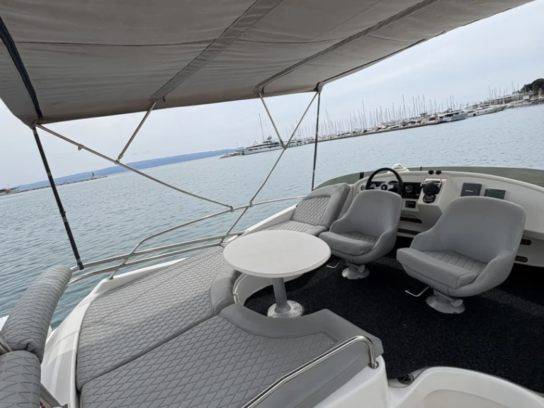 Wynajem łodzi Jeanneau Prestige 32 Fly w Split Port na SamBoat 