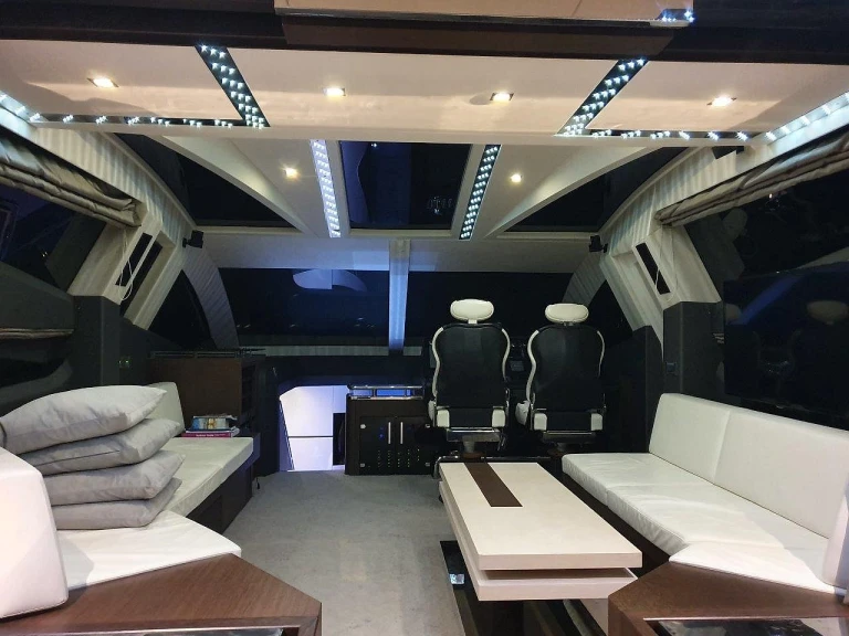 Galeon Galeon 700 Skydeck - 4 + 1 cab. między profesjonalistami a osobami prywatnymi w Novi Vinodolski