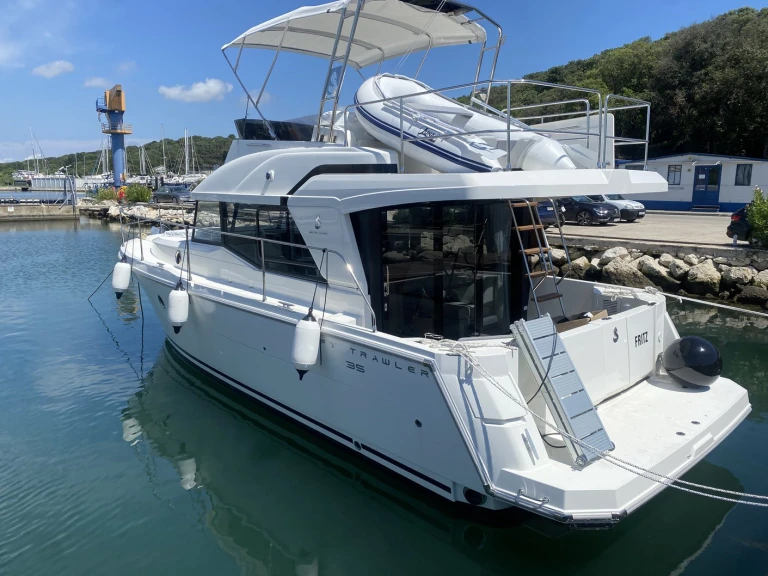 Bénéteau Swift Trawler 35 między profesjonalistami a osobami prywatnymi w Pula