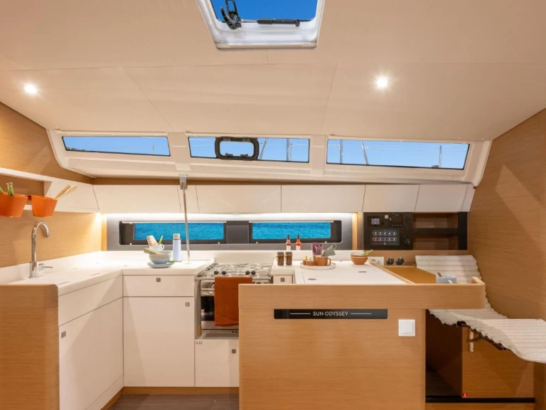 Jeanneau Sun Odyssey 455 między profesjonalistami a osobami prywatnymi w Parham Town