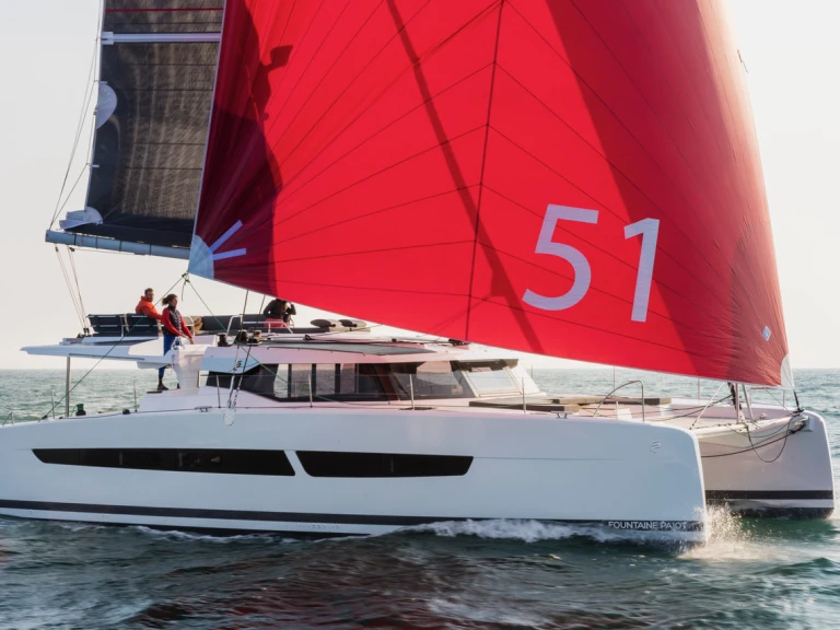 Fountaine Pajot Aura 51 między profesjonalistami a osobami prywatnymi w Sant Antoni de Portmany