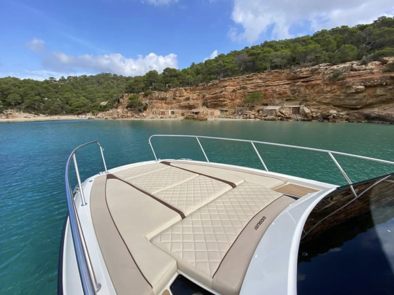 Quicksilver Activ 875 Sundeck między profesjonalistami a osobami prywatnymi w Sant Antoni de Portmany