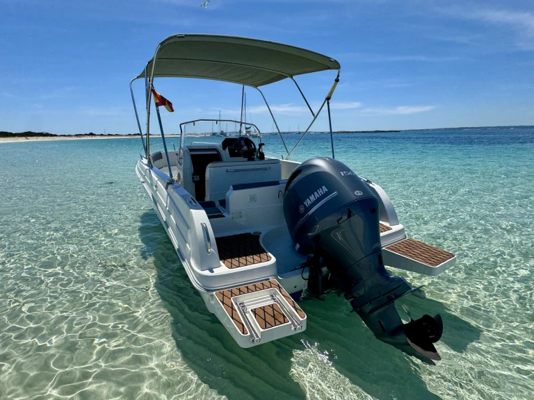 Wynajem Motorówka Pacific Craft z patentem 