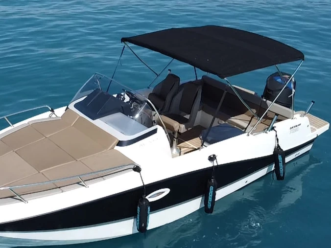 Quicksilver Activ 755 Open między profesjonalistami a osobami prywatnymi w Antibes