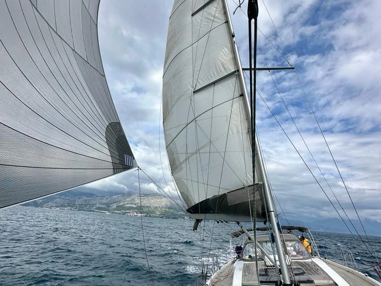 Hanse Hanse 575 między profesjonalistami a osobami prywatnymi w Porto-Vecchio