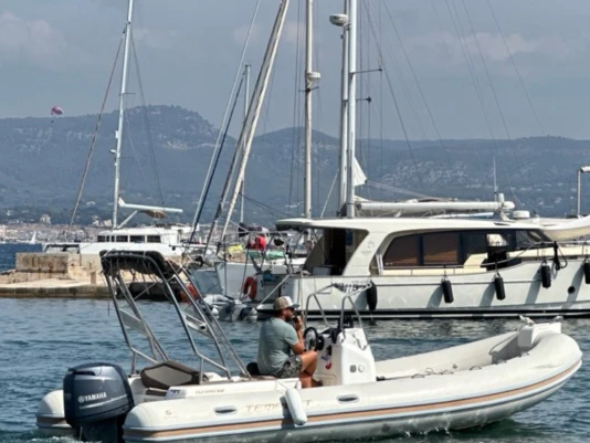 Wynajmij Capelli Tempest 626 Ivory w Toulon
