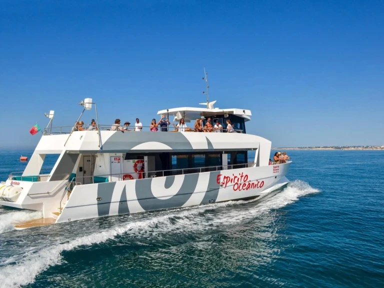 Catamaran Custom między profesjonalistami a osobami prywatnymi w Portimão