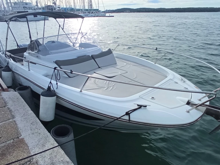 Wynajem łodzi Jeanneau Cap Camarat 7.5 WA Serie 2 w Pula na SamBoat 